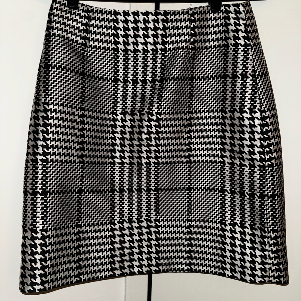 WHITE HOUSE BLACK MARKET SZ 6 BLACK AND WHITE SHINY HOUNDSTOOTH SKIRT